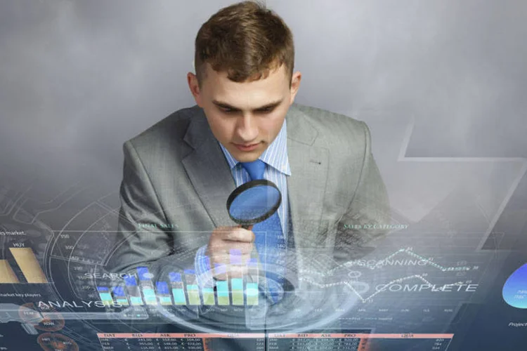
	Executivo examina gr&aacute;ficos com lupa: maior parte das vagas tempor&aacute;rias surge em grandes empresas
 (Thinkstock)