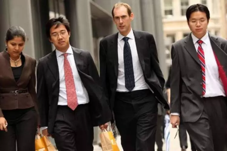 Executivos caminhando (Getty Images)