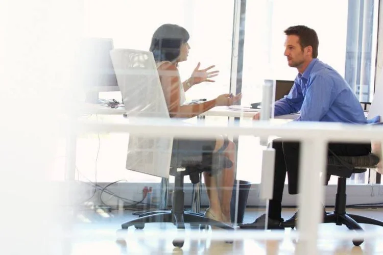 Conversa: num momento de crise, é natural sentir dúvidas sobre o próprio futuro (Thinsktock/monkeybusinessimages)