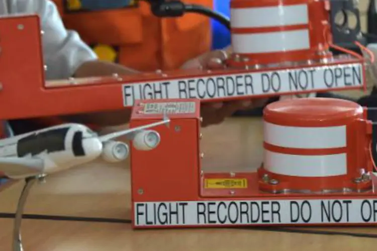 Exemplares das caixas-pretas e CVR (Cockpit Voice Recorder, gravadora) são vistas durante conferência com autoridades da Indonésia (Adek Berry/AFP)