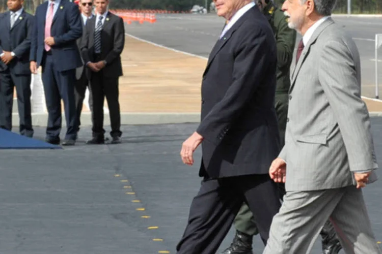 Michel Temer, e o ministro da Defesa, Celso Amorim, participam da solenidade comemorativa do Dia do Exército: o Exército foi fundado em 19 de abril, data em que o comandante do Exército homenageia civis e militares que prestaram serviços relevantes à força. (Antonio Cruz/ABr)
