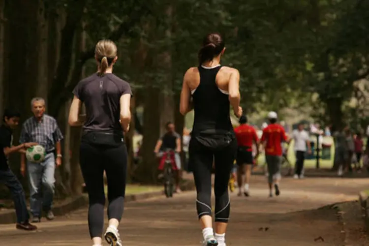 Uma dica é optar pelo exercício ao ar livre; deixe a academia de lado para caminhar no parque ou fazer uma corrida de rua (FERNANDO MORAES / Veja São Paulo)