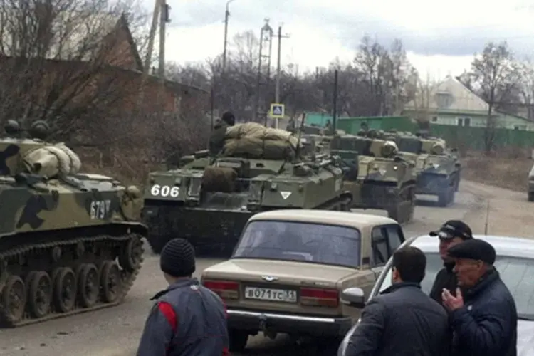 Veículos leves de infantaria motorizada russos em uma rua da cidade de Vesyolaya Lopan, no oeste da Rússia (Sergei Khakhalev/Reuters)