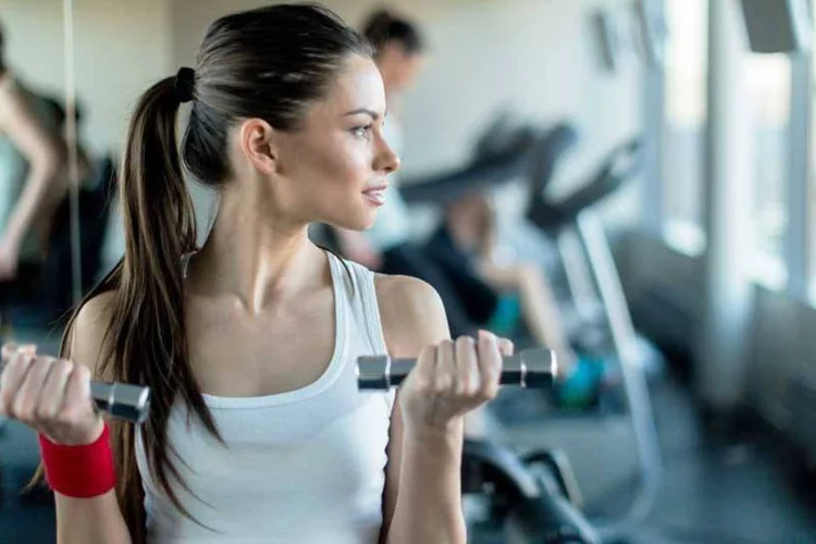 Jovem pratica exercício na academia (Thinkstock)