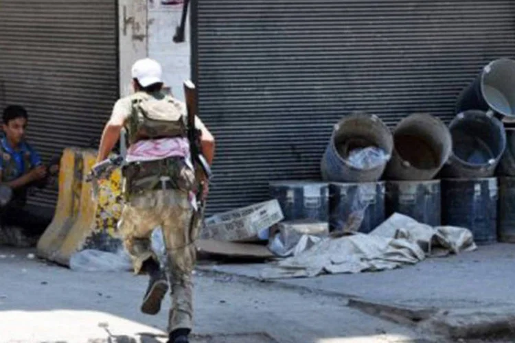 Rebeldes combatem durante o cerco ao distrito de Shaar, no norte de Aleppo: exército sírio prepara ofensiva (Pierre Torres/AFP)