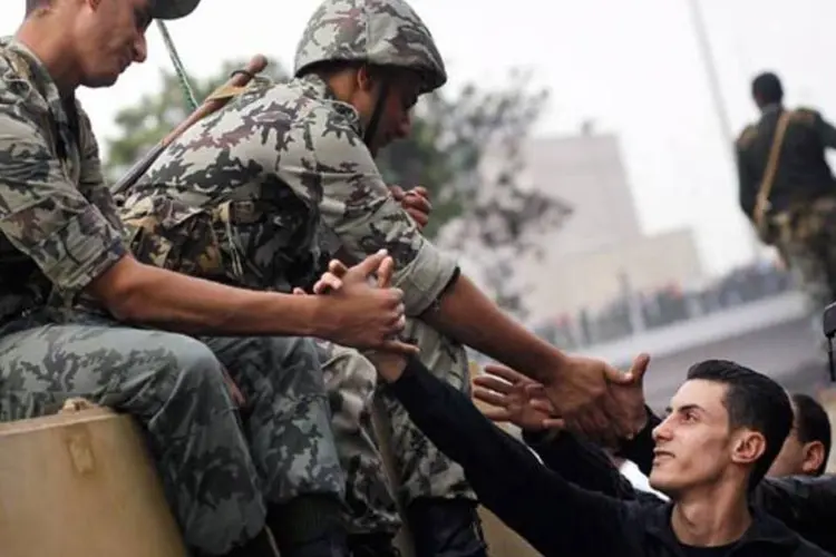Exército e civis confraternizando no Cairo: Forças Armadas do lado dos oposicionistas (Chris Hondros/Getty Images)