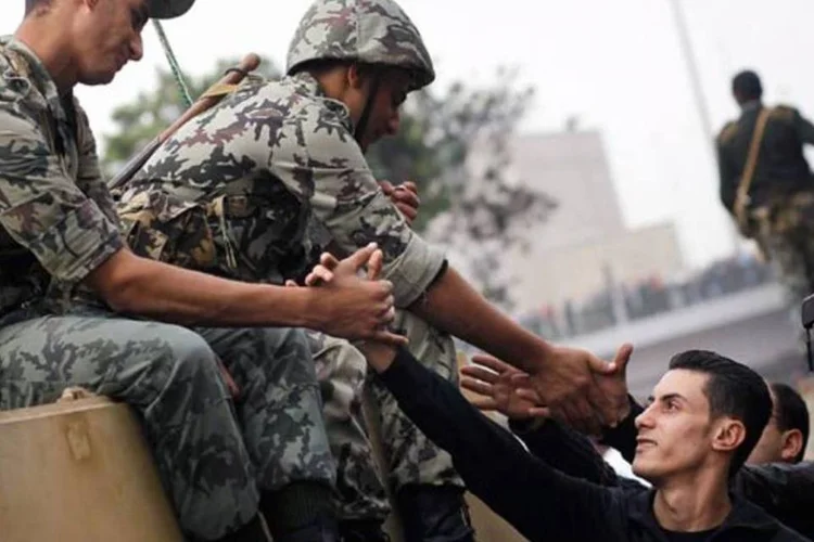 Ao contrário da polícia, exército egípcio ainda mantém o respeito da população (Chris Hondros/Getty Images)