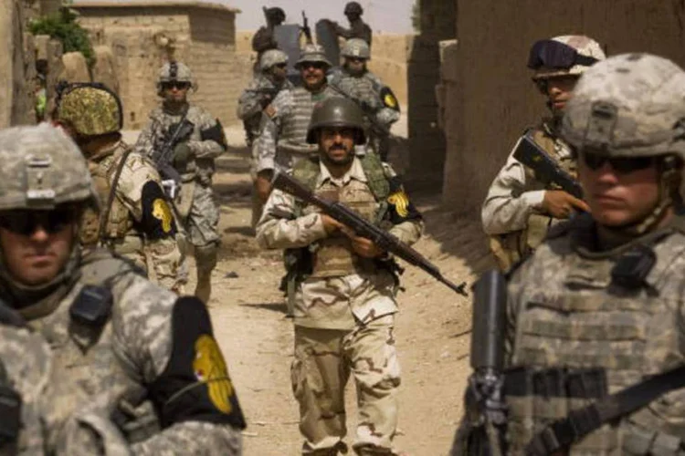 
	Ex&eacute;rcito Curdo: avi&otilde;es da coaliz&atilde;o internacional liderada pelos EUA apoiaram os militares bombardeando posi&ccedil;&otilde;es e grupos jihadistas na &aacute;rea de Manbach
 (Getty Images)