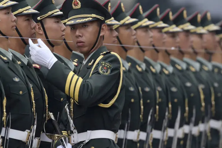 Oficial do Exército de Libertação Popular confere a postura dos soldados, em Pequim (Kim Kyung-Hoon/Reuters)