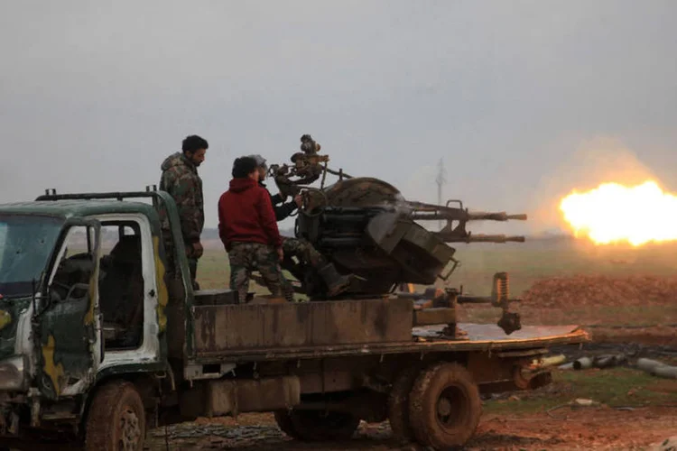 
	Ex&eacute;rcito s&iacute;rio: estes confrontos se devem a uma ofensiva dos extremistas contra as &aacute;reas sob o controle do regime em Deir ez Zor
 (George Ourfalian / AFP)