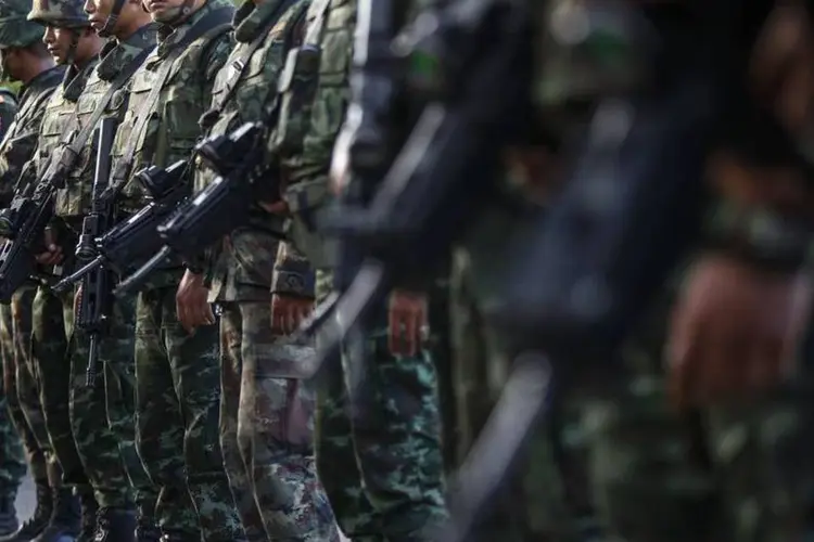 Soldados do Exército tailandês montam guarda no local onde o chefe das Forças Armadas se encontra com facções rivais, no centro de Bangcoc (Athit Perawongmetha/Reuters)