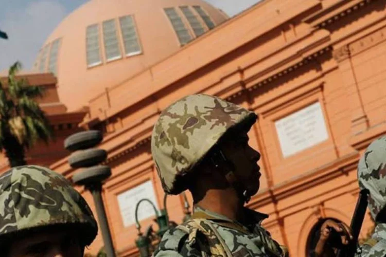 Exército egípcio no Museu do Cairo: Unesco quer "tesouros" do Egito protegidos (Chris Hondros/Getty Images)