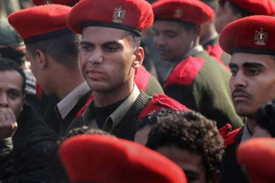 Manifestantes egípcios anunciam reunião com militares