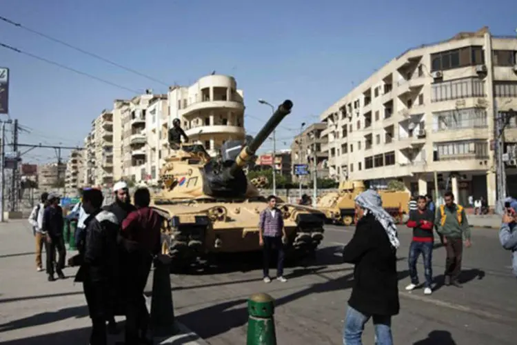 
	Ex&eacute;rcito eg&iacute;pcio: tiroteio teve in&iacute;cio quando os militares ocuparam o esconderijo dos militantes na prov&iacute;ncia de Qalubiya, ao norte do Cairo
 (Gianluigi Guercia/AFP)