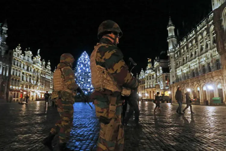 
	Ex&eacute;rcito em Bruxelas: &quot;Esta n&atilde;o ser&aacute; uma festa de Ano Novo como as outras&quot;, advertiu o ministro do Interior franc&ecirc;s, Bernard Cazeneuve
 (Yves Herman / Reuters)