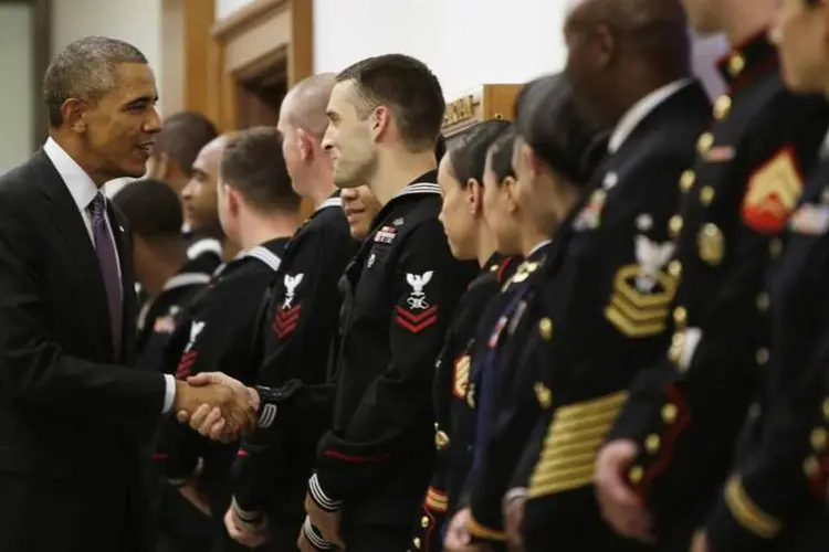 Barack Obama cumprimenta membros do Exército dos Estados Unidos: exército realizou seis ataques contra o EI neste domingo e na segunda-feira (Reuters)