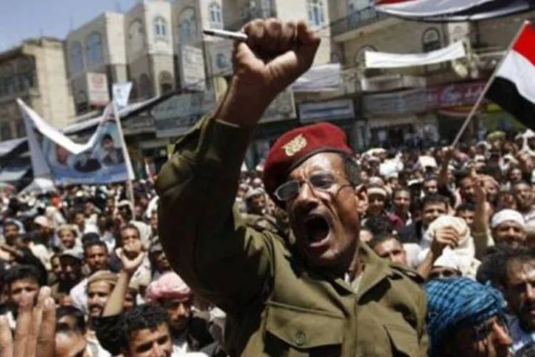 A fábrica produzia munição e fuzis Kalashnikov e a explosão ocorreu durante as manifestações contra o governo Ali Abdullah Saleh (Ahmad Gharabli/AFP)