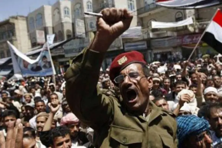Oficial iemenita é carregado por manifestantes em protesto contra o Ali Saleh, em Sanaa (Ahmad Gharabli/AFP)