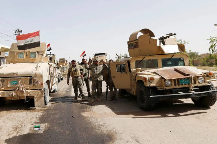 
	Ex&eacute;rcito: milhares de civis, que sobreviveram dentro do Fallujah sitiada sob o controle do EI, fugiram de suas casas e se amontoavam em acampamentos de refugiados
 (Thaier Al-Sudani / Reuters)