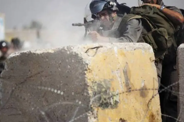 
	Soldados israelenses se preparam para atirar em manifestantes em Ramala, na Cisjord&acirc;nia
 (Uriel Sinai/Getty Images)