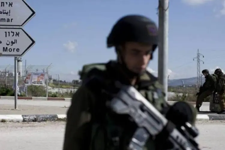 
	Ex&eacute;rcito israelense em Tel Aviv: agentes, muitos com as armas &agrave; vista, revistam cada ve&iacute;culo que entra na cidade
 (Uriel Sinai/Getty Images)