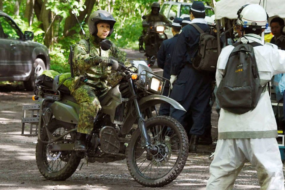 Exército busca garoto deixado por pais em floresta no Japão