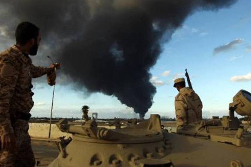 Homens armados invadem campo de petróleo na Líbia