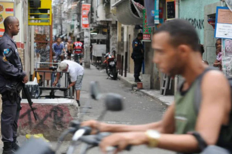 
	Ex&eacute;rcito no Complexo da Mar&eacute;: nas pr&oacute;ximas semanas, conjunto de 16&nbsp;favelas&nbsp;ser&aacute; ocupado pelas for&ccedil;as de seguran&ccedil;a, para posterior implanta&ccedil;&atilde;o de UPPs
 (Tomaz Silva/Agência Brasil)