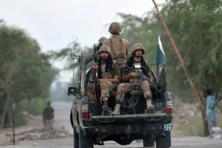 Tropas paquistanesas durante uma patrulha na localidade de Ghundai, no distrito tribal de Khyber (A Majeed/AFP)