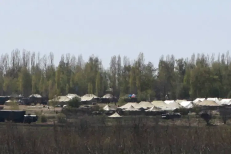 Veículos militares barracas de exército russo na fronteira com a Ucrânia: sobrevoos ocorreram depois que Rússia anunciou exercícios militares perto da fronteira (Sergei Khakhalev/Reuters)