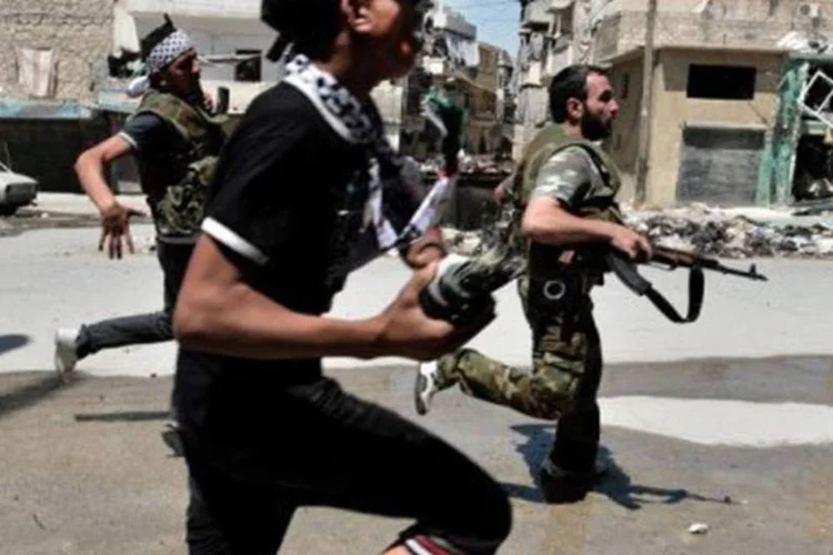 
	Rebeldes enfrentam as for&ccedil;as do regime s&iacute;rio no bairro de Al-Mashad, na cidade de Alepo: na segunda-feira, 190 pessoas morreram na S&iacute;ria
 (Aris Messinis/AFP)