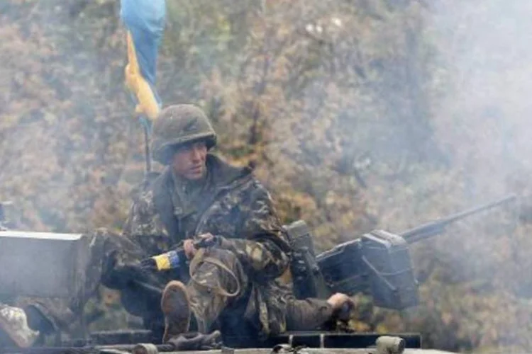 Soldado ucraniano patrulha vilarejo perto de Luganks: corpos são encontrados na região de Donetsk (Anatolii Stepanov/AFP)