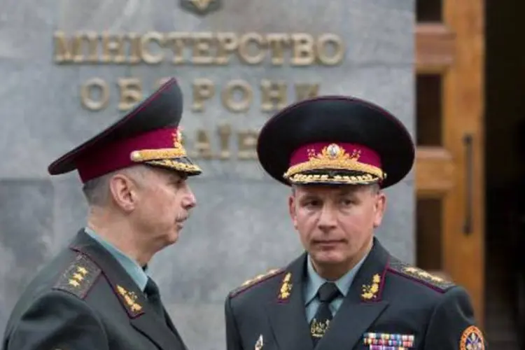 O chefe do Conselho Nacional de Segurança e Defesa, Mykhailo Koval, ao lado do coronel Valery Geletey, durante uma cerimônia em Kiev (Mykhaylo Markiv/AFP)