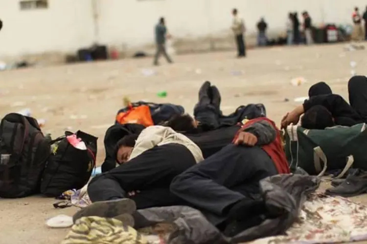 Líbios dormem no chão em fronteira: ajuda também irá a egípcios refugiados (Getty Images)
