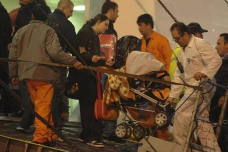 Estrangeiros que trabalham na Líbia desembarcam de navio na ilha de Malta (Getty Images)