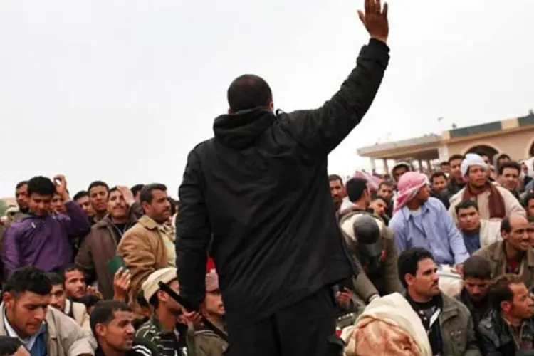 Multidão de líbios fugindo dos confrontos no país dão trabalho às autoridades de fronteira na Tunísia (Getty Images)