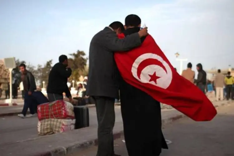 Líbio e tunisiano se abraçam (Getty Images)