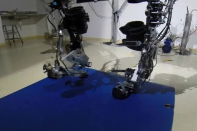 Exoesqueleto robótico de Nicolelis dá seus primeiros passos: pontapé feito com uma perna robótica será capaz de mostrar que o Brasil é mais do que o país do futebol (Reprodução/Facebook)