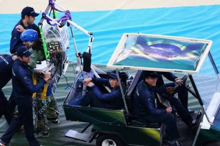 Exoesqueleto em transporte durante a abertura da Copa do Mundo (Getty Images)