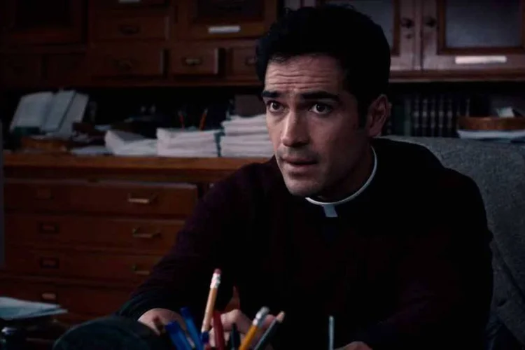 
	O ator Alfonso Herrera interpreta o dono de uma par&oacute;quia: o filme &ldquo;O Exorcista&rdquo; tornou-se um dos mais lucrativos filmes de terror de todos os tempos
 (Reprodução/Youtube)