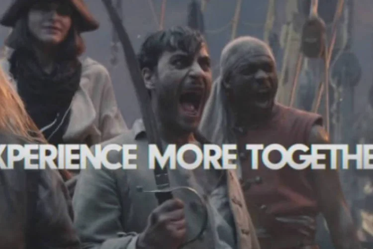 Experience More Together: publicidade insere um grupo de amigos em diferentes jogos, para mostrar que todo mês há uma novidade na assinatura (Reprodução/YouTube/PlayStation)