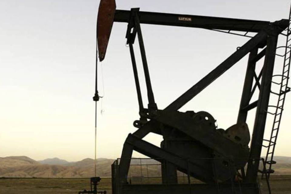 Petróleo brent opera abaixo de US$ 100 o barril