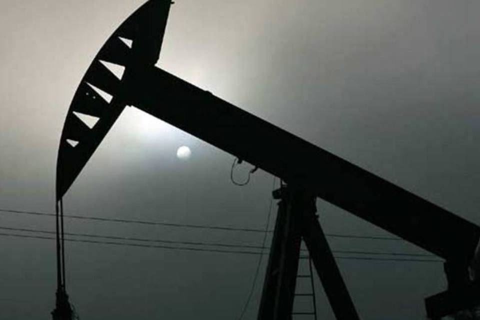 Petróleo sobe com dólar mais barato e temor com Rússia