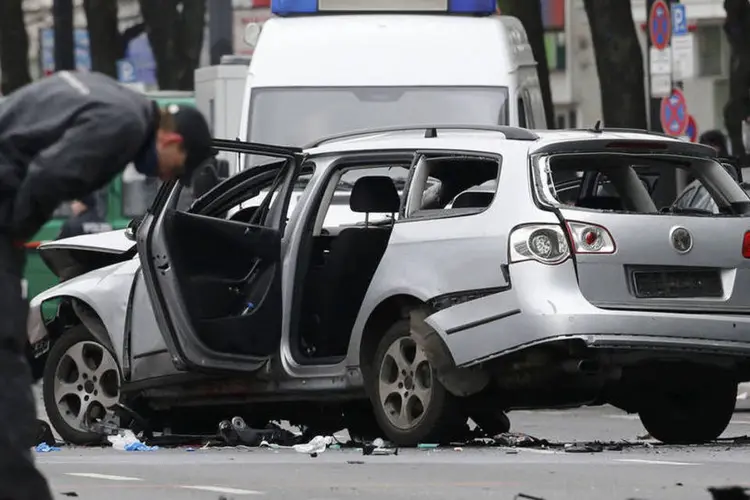 
	Explos&atilde;o: segundo as primeiras investiga&ccedil;&otilde;es, a explos&atilde;o aconteceu quando o carro estava em movimento
 (Fabrizio Bensch / Reuters)