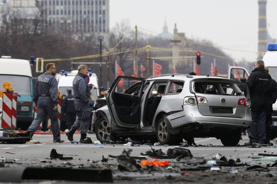 Homem morre após explosão de bomba em seu carro em Berlim