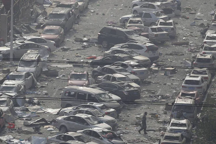 
	Explos&otilde;es em Tianjin: &quot;Queremos a verdade&quot;, gritavam alguns dos manifestantes, que tamb&eacute;m carregavam fotos que mostravam suas casas destru&iacute;das ap&oacute;s o desastre
 (Reuters Media)