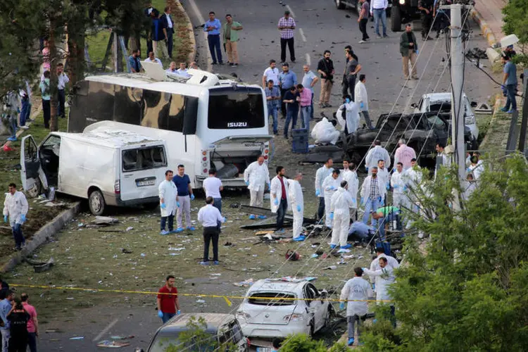 
	Explos&atilde;o: a explos&atilde;o aconteceu um dia depois do afastamento de 28 prefeitos suspeitos de v&iacute;nculos com o PKK
 (Sertac Kayar / Reuters)