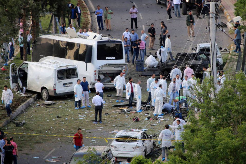 Explosão de carro-bomba deixa 48 feridos na Turquia