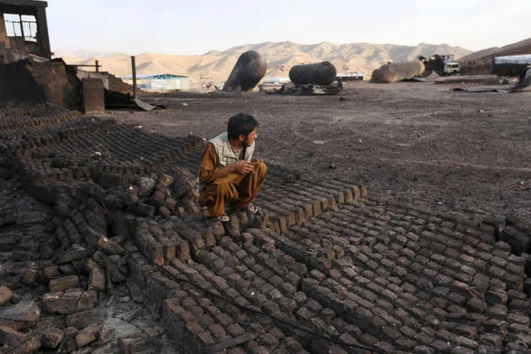 
	Morador olha local de explos&atilde;o em Herat, no Afeganist&atilde;o: &quot;Por volta da meia-noite, um dep&oacute;sito de g&aacute;s explodiu, provocando outras explos&otilde;es na central de armazenamento de g&aacute;s&quot;
 (Reuters / Mohammad Shoib)