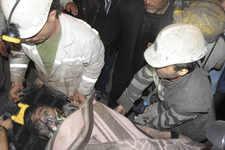Um mineiro ferido é carregado para um hospital de Soma, na Turquia, após a explosão de uma mina de carvão no distrito de Manisa (Depo Photos/Reuters)